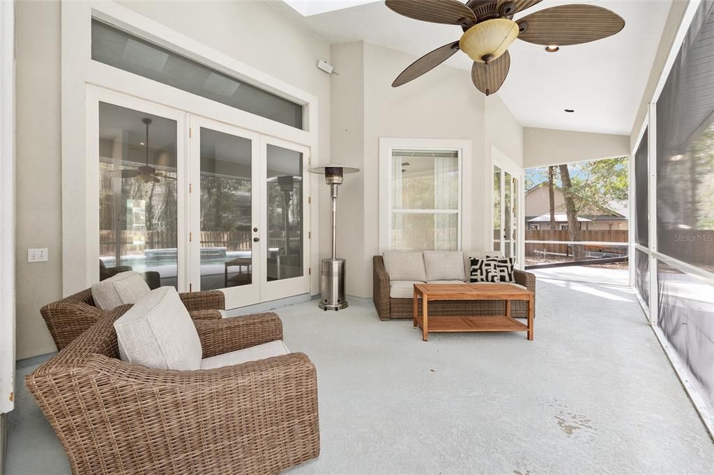 Activo con contrato: $559,000 (4 camas, 2 baños, 2330 Pies cuadrados)