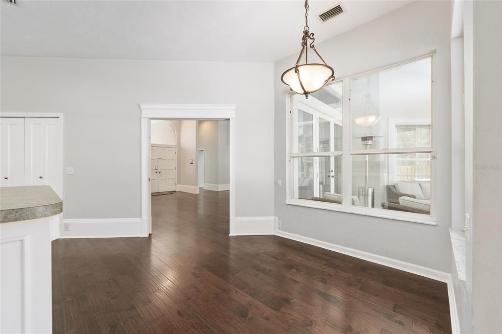 Activo con contrato: $559,000 (4 camas, 2 baños, 2330 Pies cuadrados)