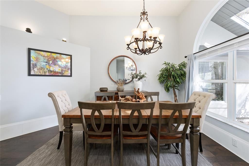 Activo con contrato: $559,000 (4 camas, 2 baños, 2330 Pies cuadrados)