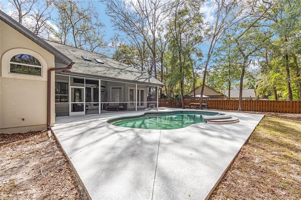 Activo con contrato: $559,000 (4 camas, 2 baños, 2330 Pies cuadrados)