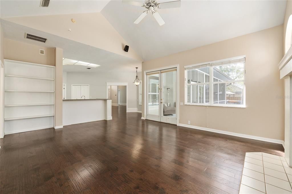 Activo con contrato: $559,000 (4 camas, 2 baños, 2330 Pies cuadrados)