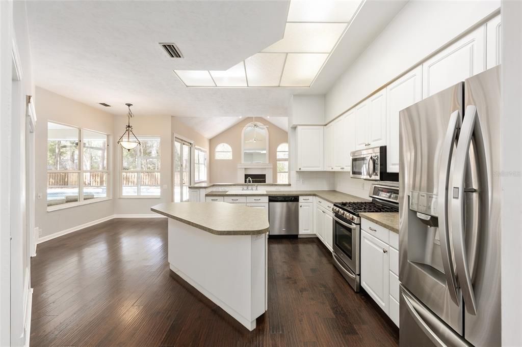 Activo con contrato: $559,000 (4 camas, 2 baños, 2330 Pies cuadrados)