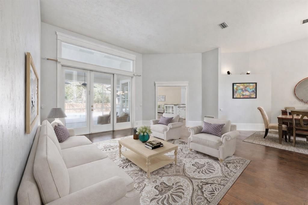 Activo con contrato: $559,000 (4 camas, 2 baños, 2330 Pies cuadrados)