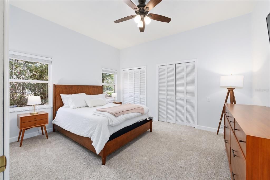 Activo con contrato: $559,000 (4 camas, 2 baños, 2330 Pies cuadrados)