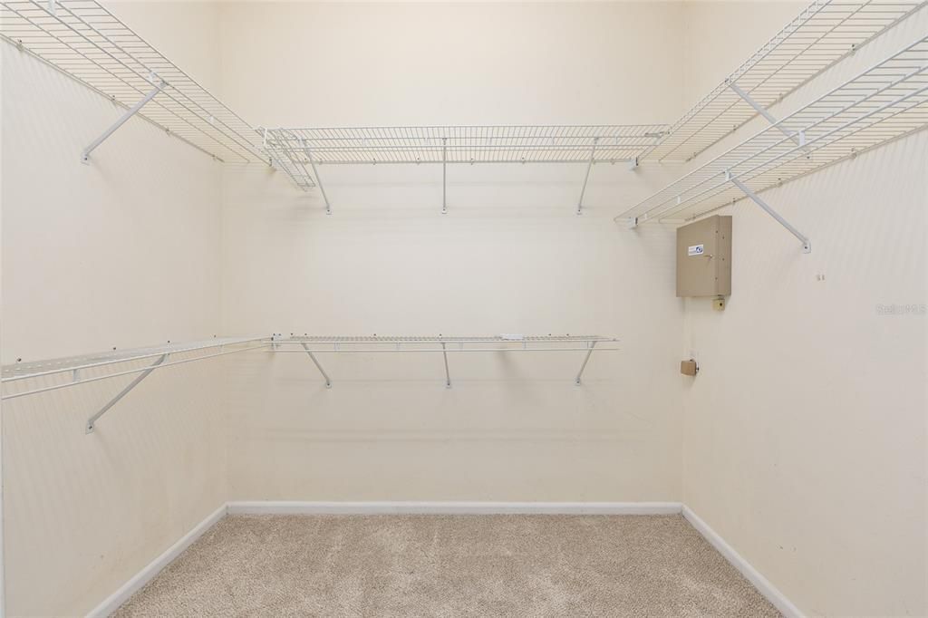 Activo con contrato: $559,000 (4 camas, 2 baños, 2330 Pies cuadrados)