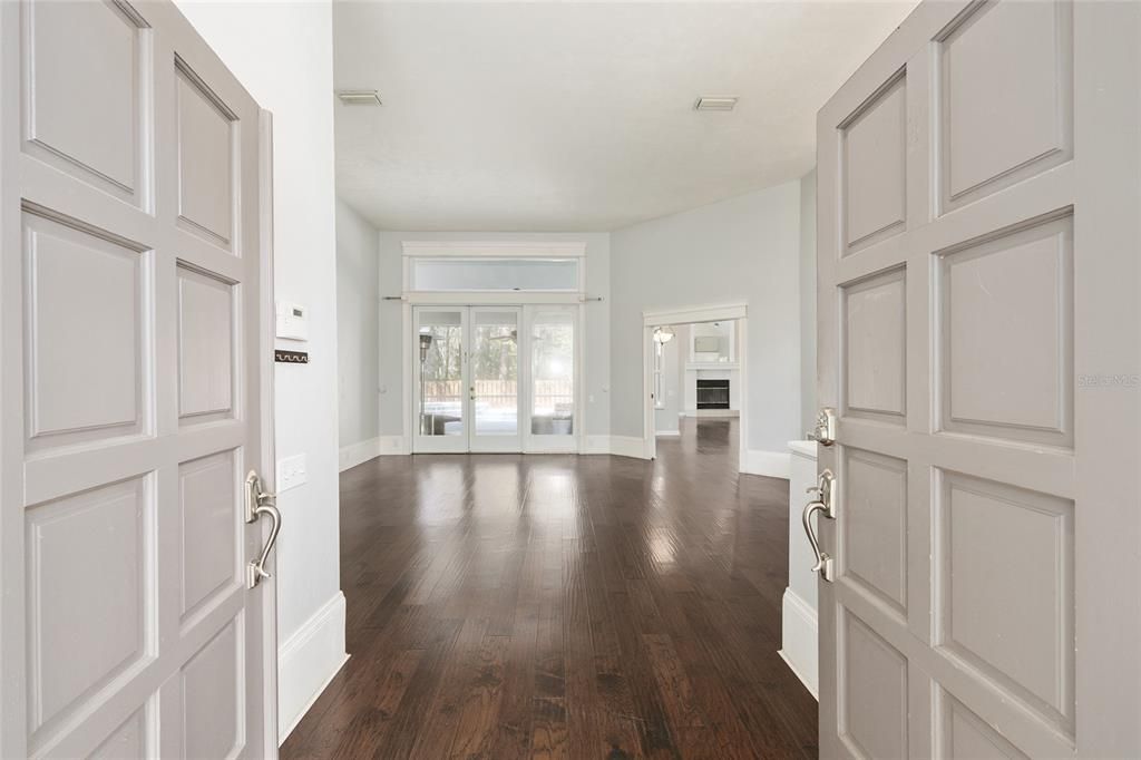 Activo con contrato: $559,000 (4 camas, 2 baños, 2330 Pies cuadrados)