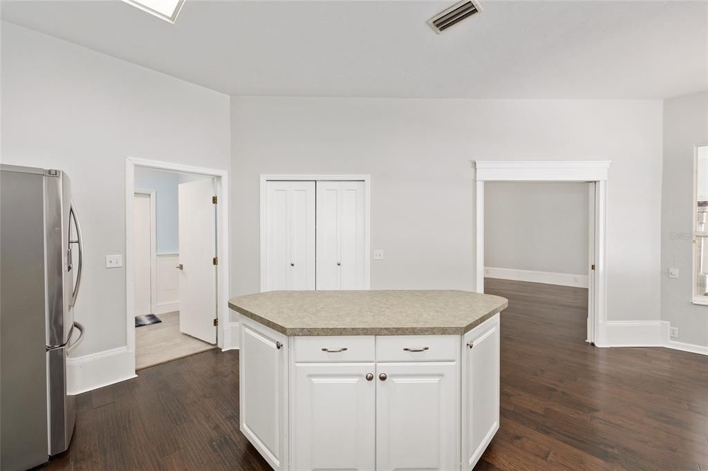 Activo con contrato: $559,000 (4 camas, 2 baños, 2330 Pies cuadrados)