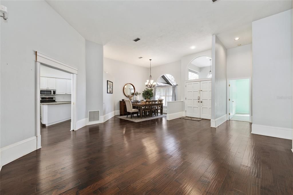 Activo con contrato: $559,000 (4 camas, 2 baños, 2330 Pies cuadrados)