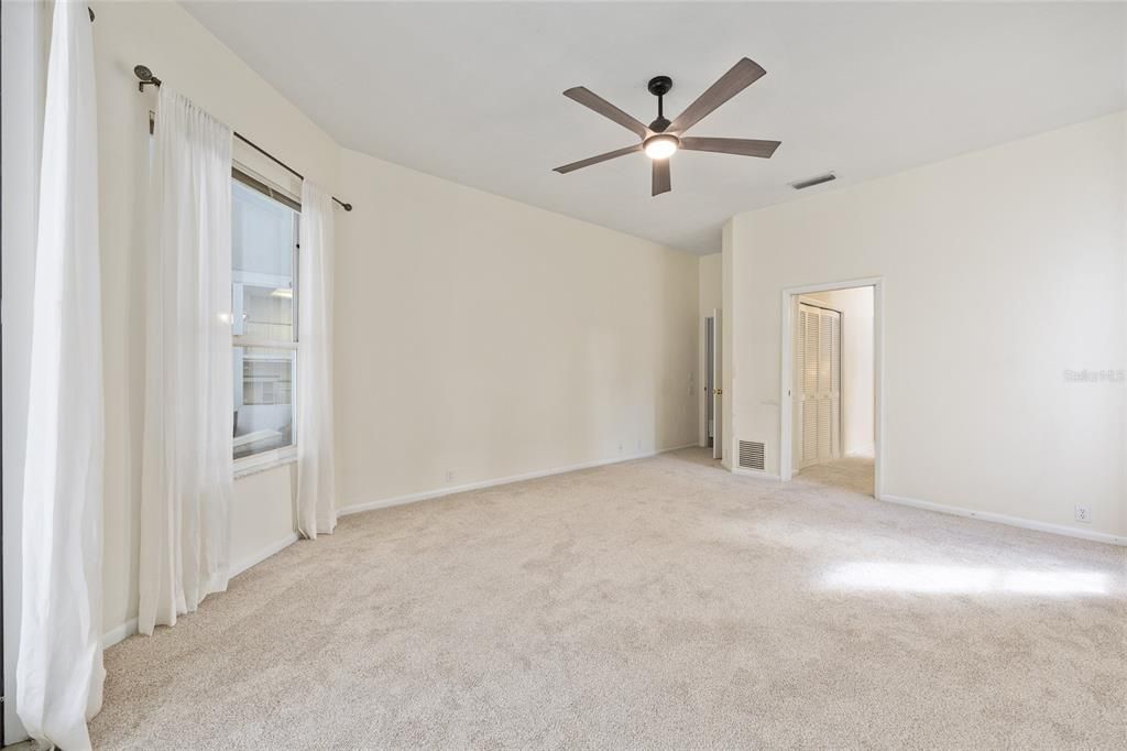 Activo con contrato: $559,000 (4 camas, 2 baños, 2330 Pies cuadrados)