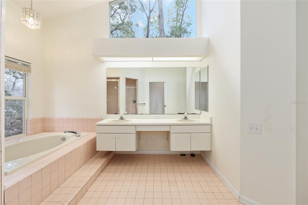 Activo con contrato: $559,000 (4 camas, 2 baños, 2330 Pies cuadrados)