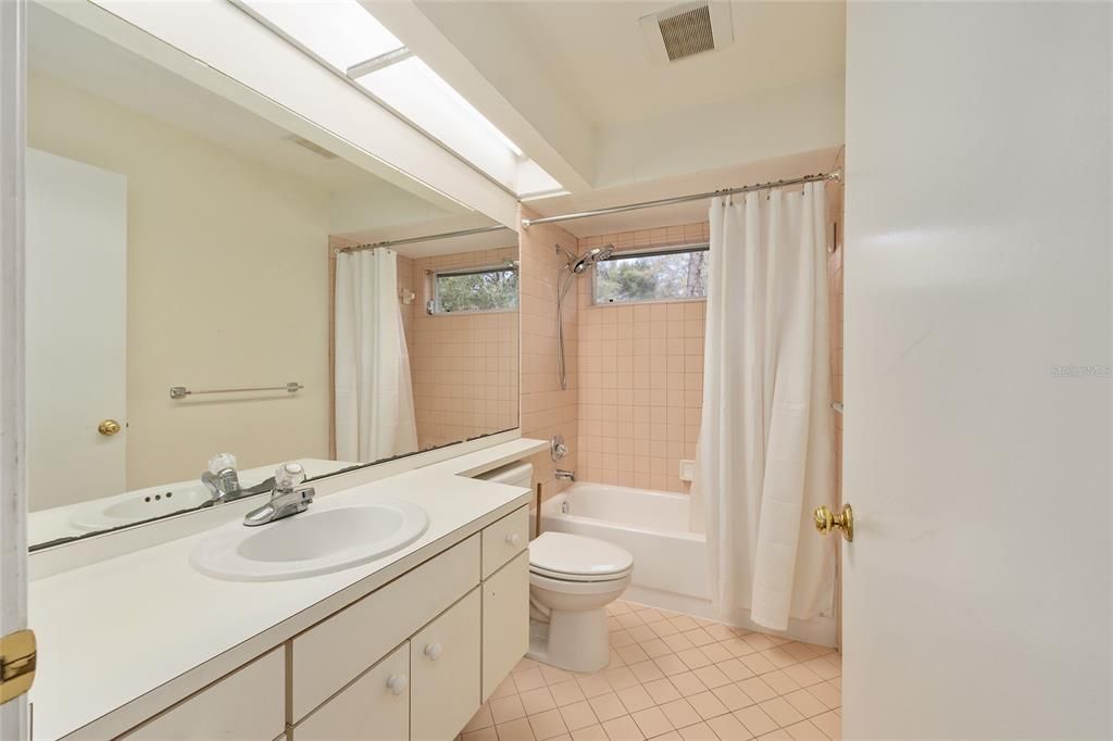 Activo con contrato: $559,000 (4 camas, 2 baños, 2330 Pies cuadrados)