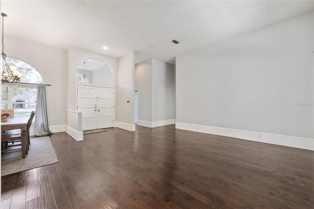 Activo con contrato: $559,000 (4 camas, 2 baños, 2330 Pies cuadrados)