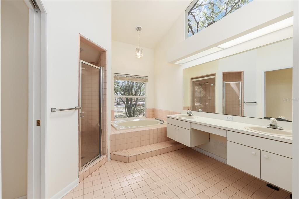 Activo con contrato: $559,000 (4 camas, 2 baños, 2330 Pies cuadrados)