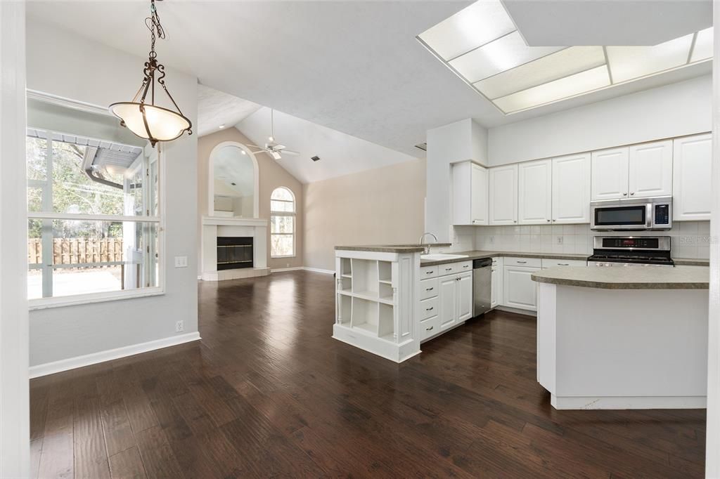 Activo con contrato: $559,000 (4 camas, 2 baños, 2330 Pies cuadrados)