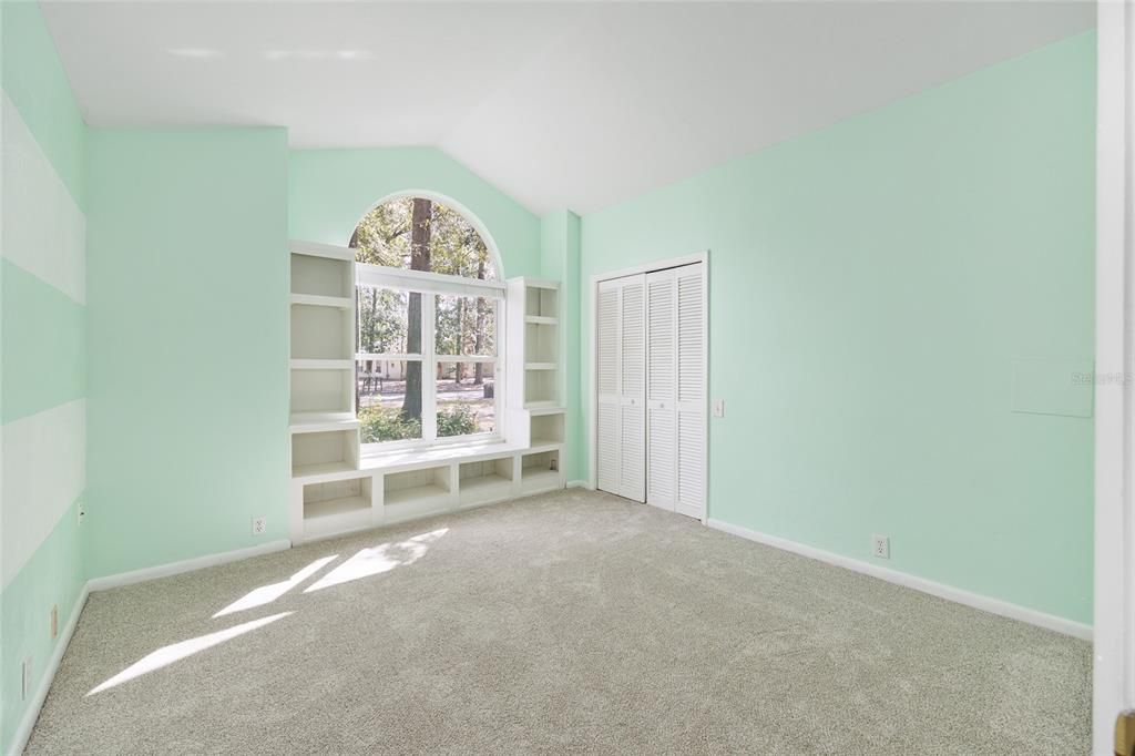 Activo con contrato: $559,000 (4 camas, 2 baños, 2330 Pies cuadrados)