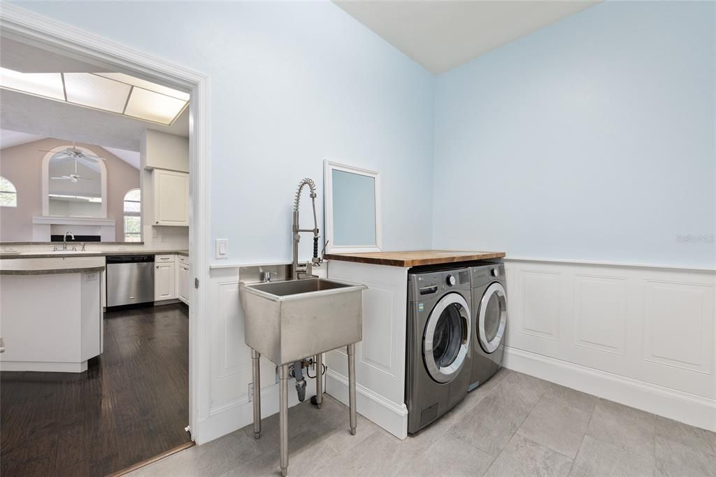 Activo con contrato: $559,000 (4 camas, 2 baños, 2330 Pies cuadrados)