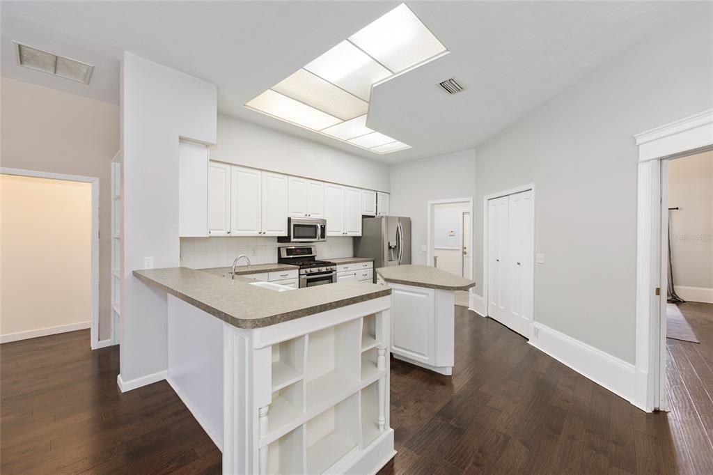 Activo con contrato: $559,000 (4 camas, 2 baños, 2330 Pies cuadrados)