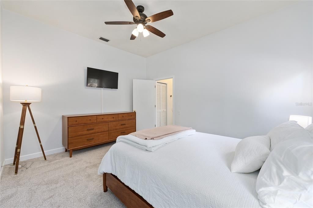 Activo con contrato: $559,000 (4 camas, 2 baños, 2330 Pies cuadrados)