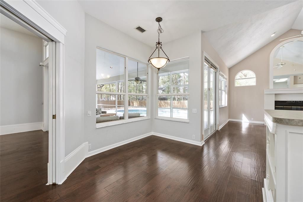 Activo con contrato: $559,000 (4 camas, 2 baños, 2330 Pies cuadrados)