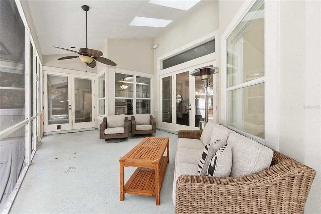 Activo con contrato: $559,000 (4 camas, 2 baños, 2330 Pies cuadrados)