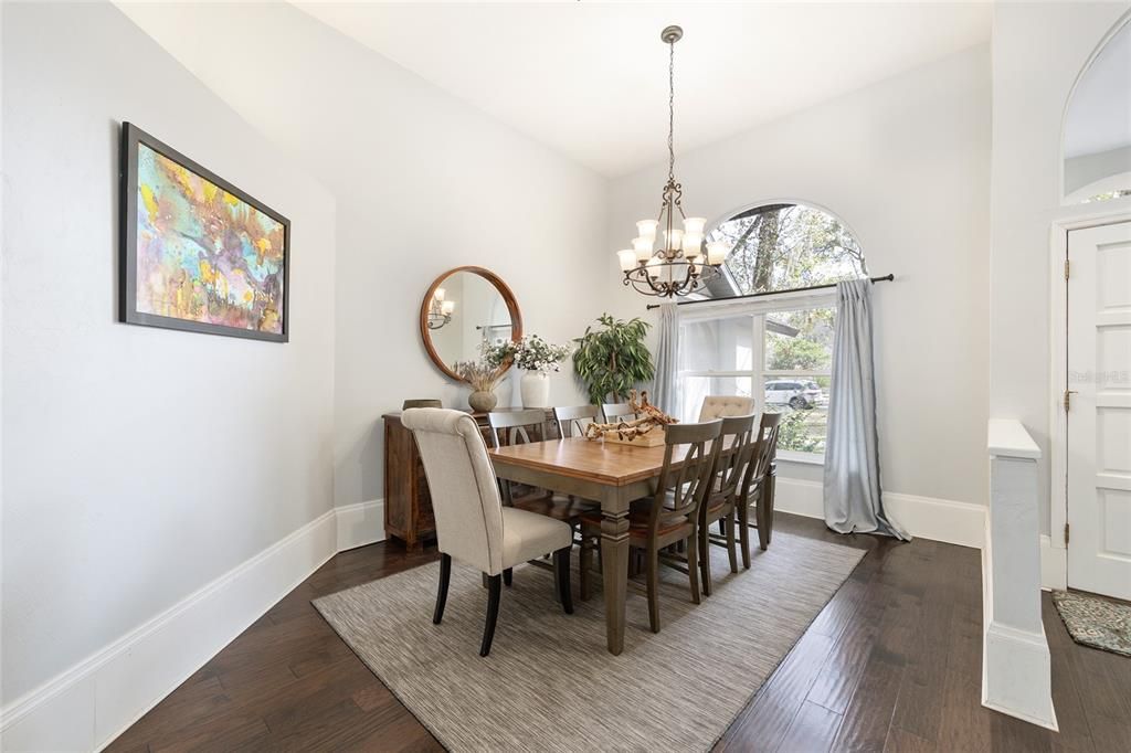 Activo con contrato: $559,000 (4 camas, 2 baños, 2330 Pies cuadrados)