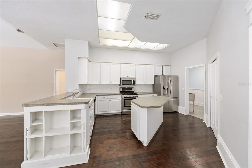 Activo con contrato: $559,000 (4 camas, 2 baños, 2330 Pies cuadrados)