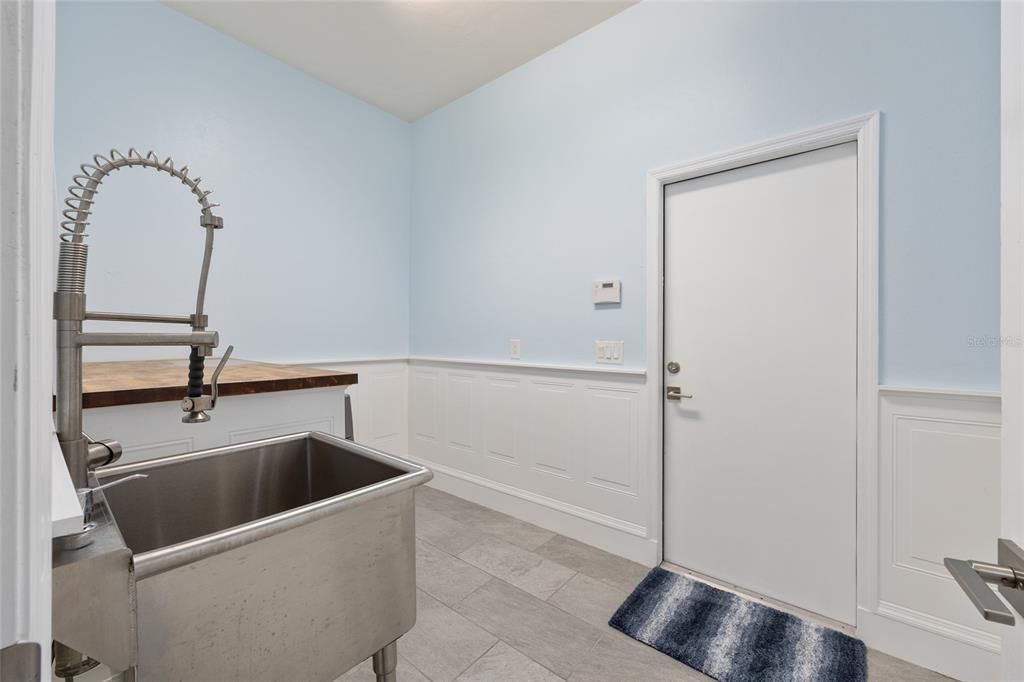 Activo con contrato: $559,000 (4 camas, 2 baños, 2330 Pies cuadrados)