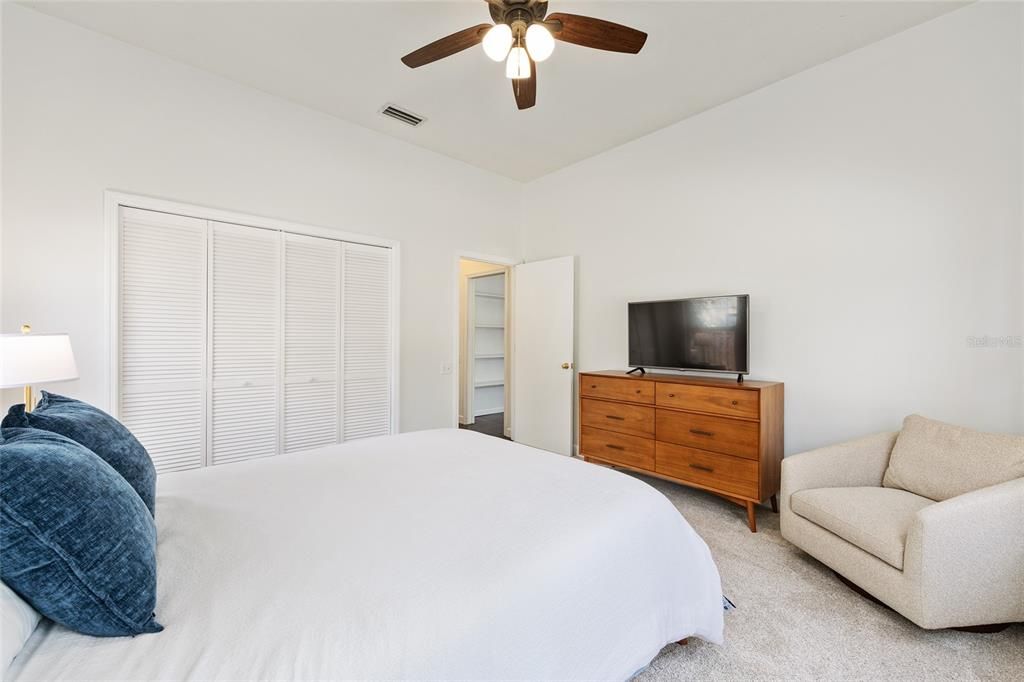 Activo con contrato: $559,000 (4 camas, 2 baños, 2330 Pies cuadrados)