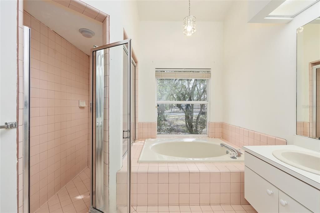 Activo con contrato: $559,000 (4 camas, 2 baños, 2330 Pies cuadrados)