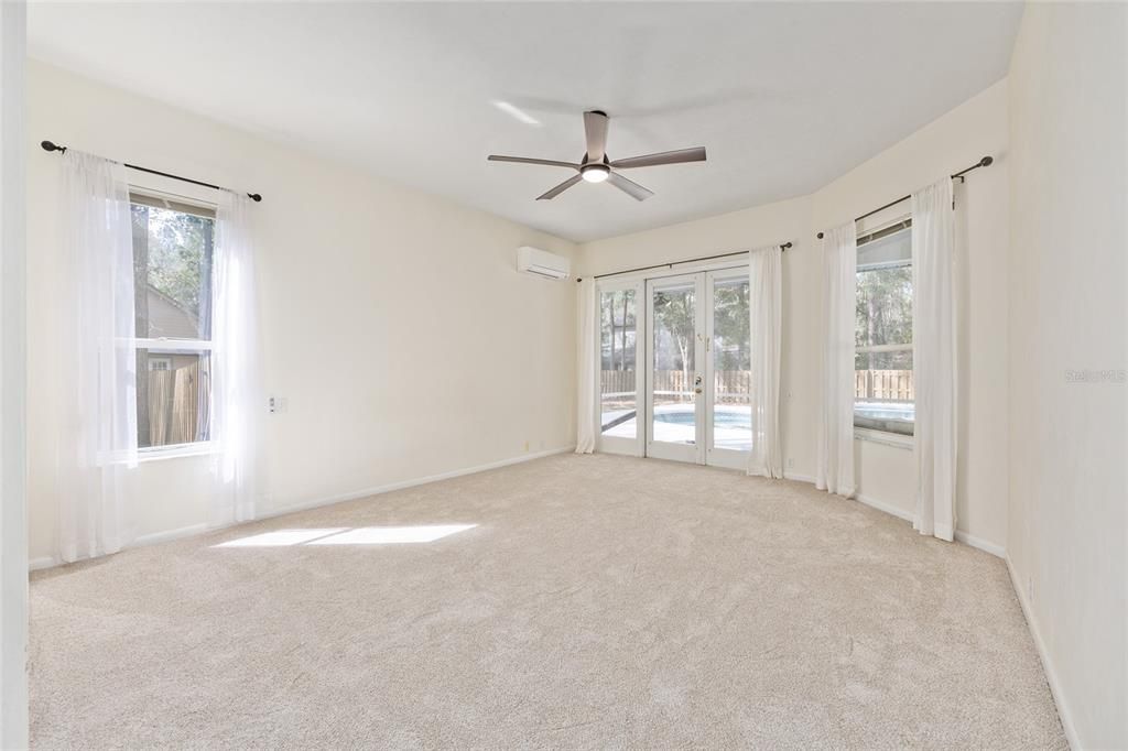 Activo con contrato: $559,000 (4 camas, 2 baños, 2330 Pies cuadrados)