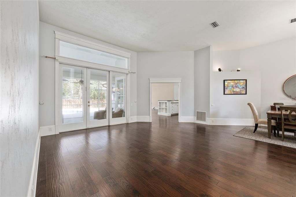 Activo con contrato: $559,000 (4 camas, 2 baños, 2330 Pies cuadrados)