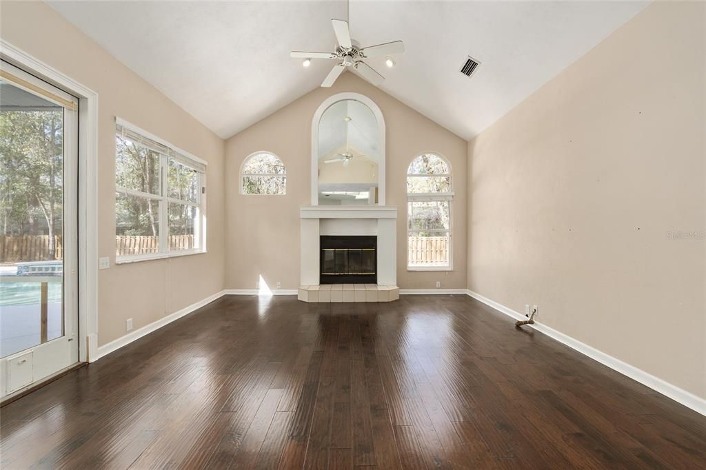 Activo con contrato: $559,000 (4 camas, 2 baños, 2330 Pies cuadrados)