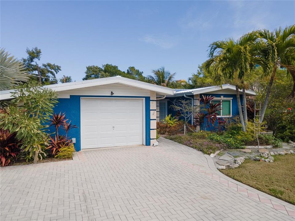 For Sale: $1,325,000 (3 beds, 2 baths, 1540 Square Feet)