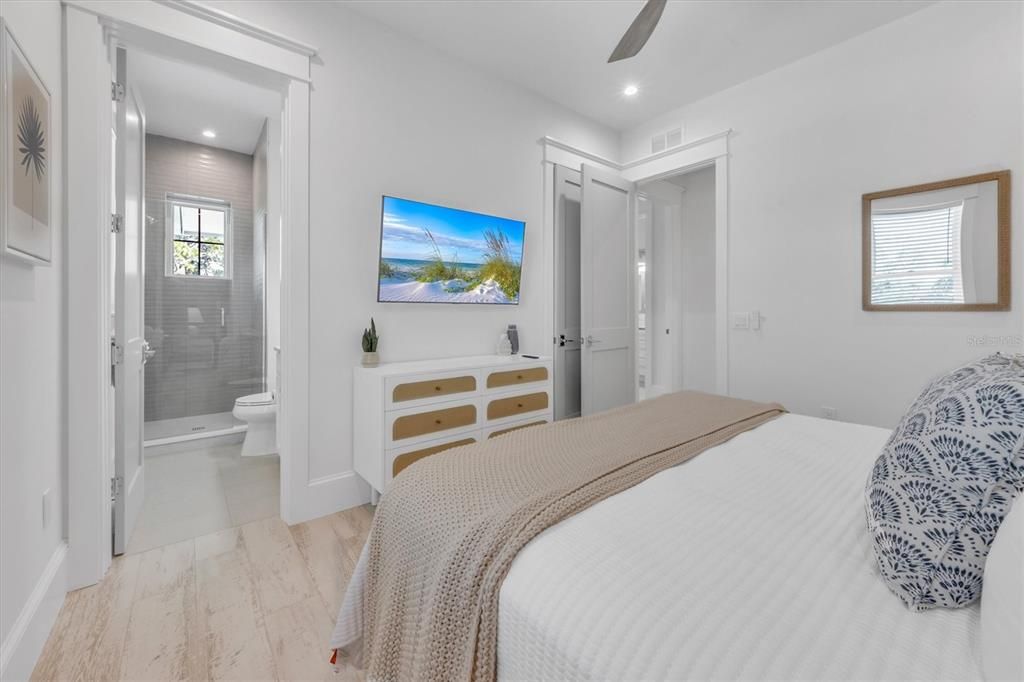 For Sale: $4,050,000 (6 beds, 6 baths, 3165 Square Feet)