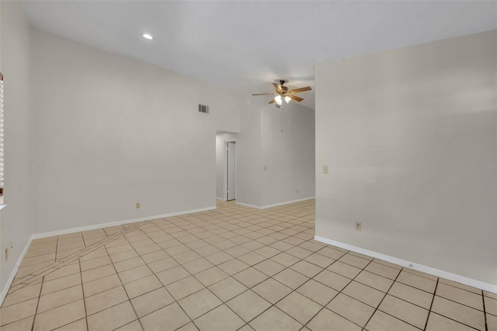 В аренду: $1,895 (3 спален, 2 ванн, 1241 Квадратных фут)