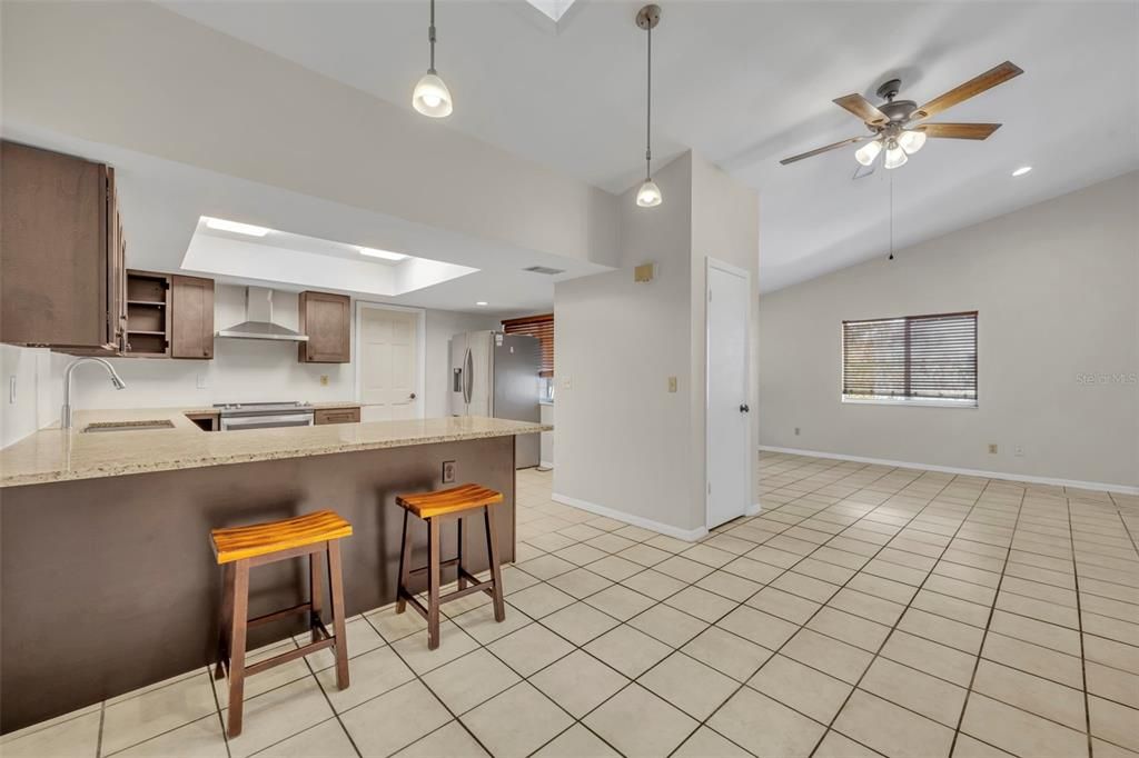 В аренду: $1,895 (3 спален, 2 ванн, 1241 Квадратных фут)
