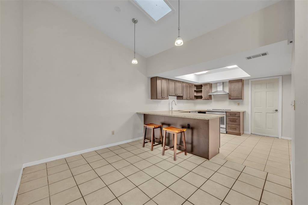 В аренду: $1,895 (3 спален, 2 ванн, 1241 Квадратных фут)