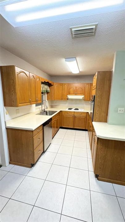 Activo con contrato: $225,000 (4 camas, 2 baños, 1584 Pies cuadrados)