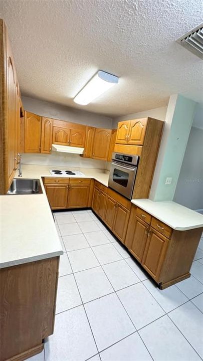 Activo con contrato: $225,000 (4 camas, 2 baños, 1584 Pies cuadrados)