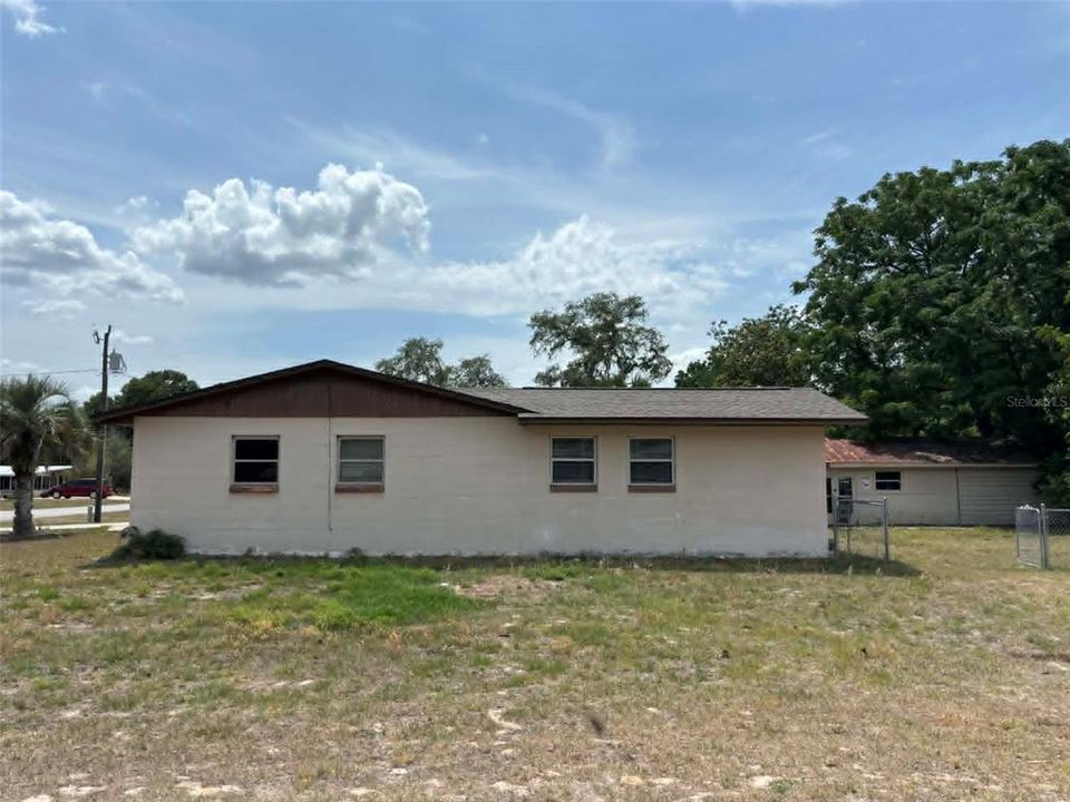 Activo con contrato: $225,000 (4 camas, 2 baños, 1584 Pies cuadrados)