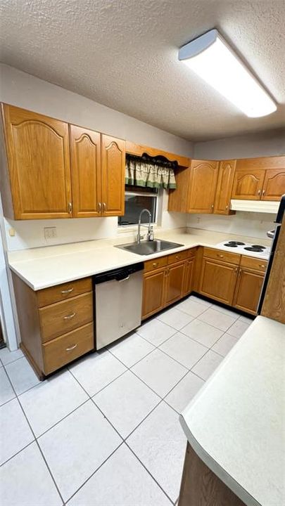 Activo con contrato: $225,000 (4 camas, 2 baños, 1584 Pies cuadrados)