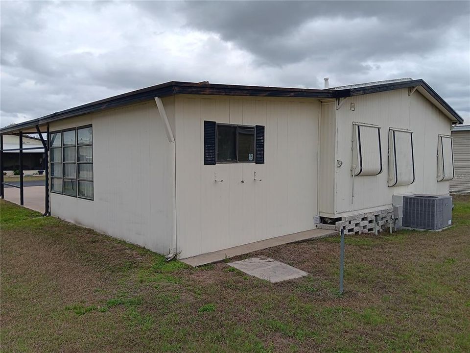 For Sale: $98,600 (2 beds, 2 baths, 972 Square Feet)