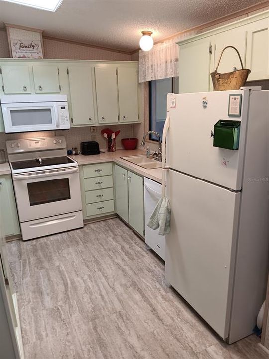 For Sale: $98,600 (2 beds, 2 baths, 972 Square Feet)