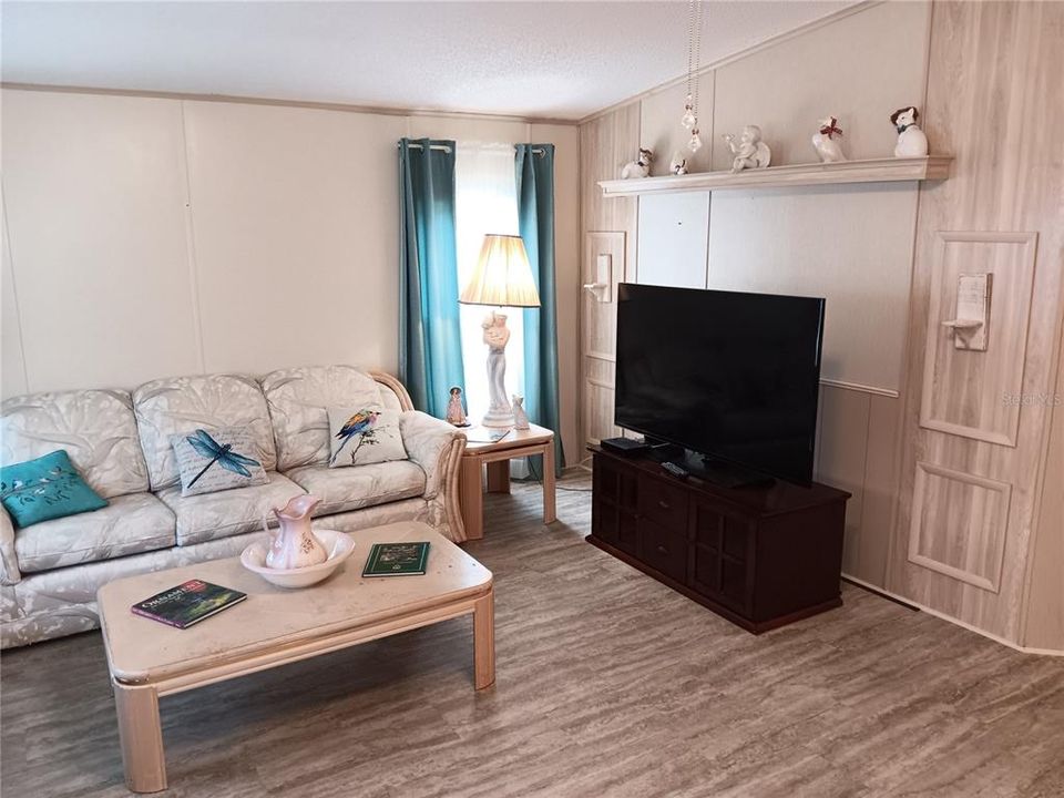 For Sale: $98,600 (2 beds, 2 baths, 972 Square Feet)
