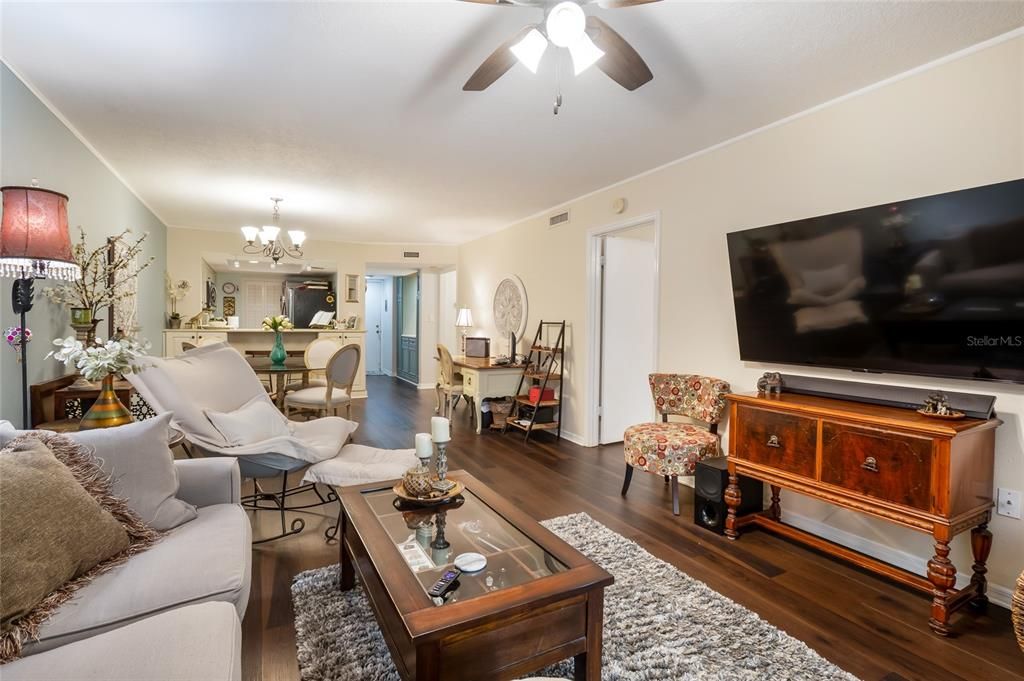 For Sale: $226,900 (2 beds, 2 baths, 970 Square Feet)