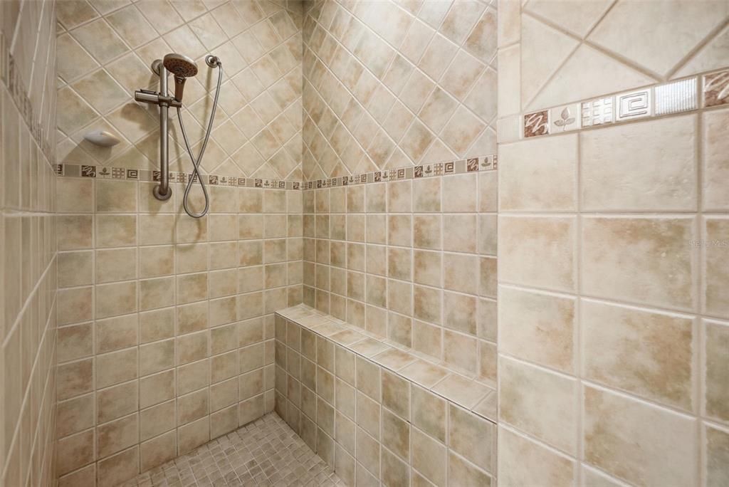 Под контрактом: $439,000 (4 спален, 2 ванн, 1870 Квадратных фут)