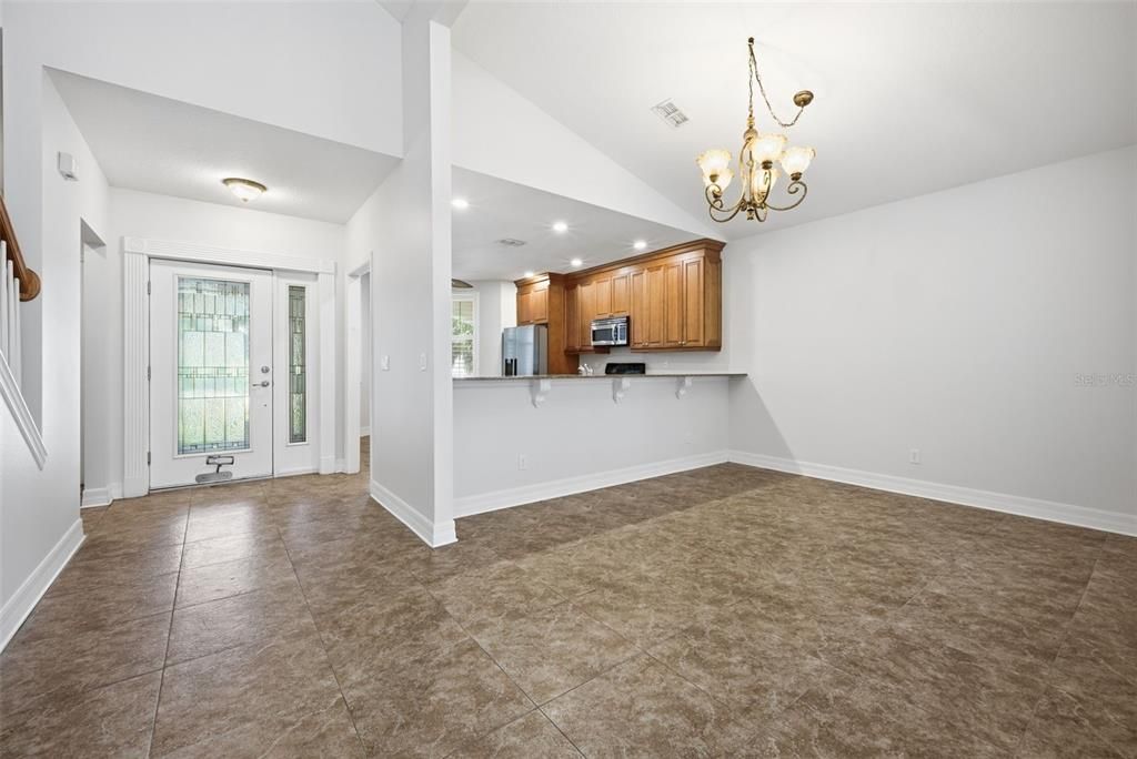 Под контрактом: $439,000 (4 спален, 2 ванн, 1870 Квадратных фут)