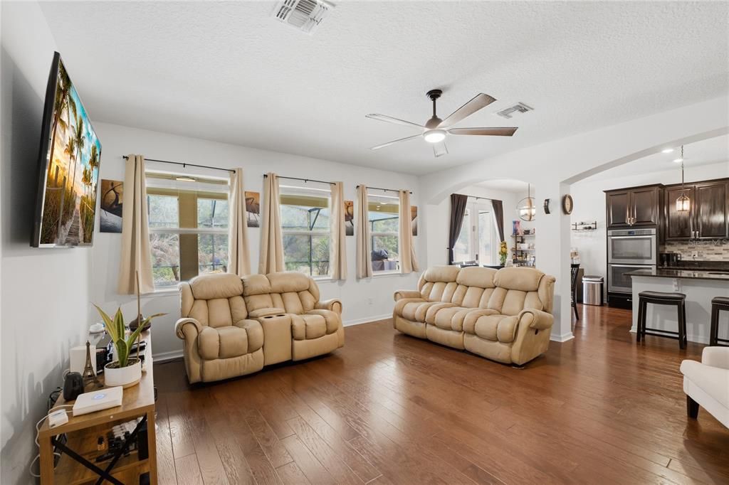 En Venta: $735,000 (6 camas, 4 baños, 3061 Pies cuadrados)