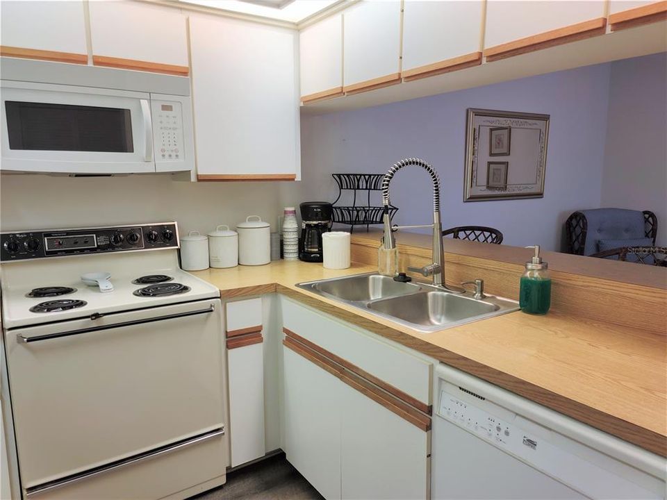For Rent: $1,825 (2 beds, 2 baths, 888 Square Feet)