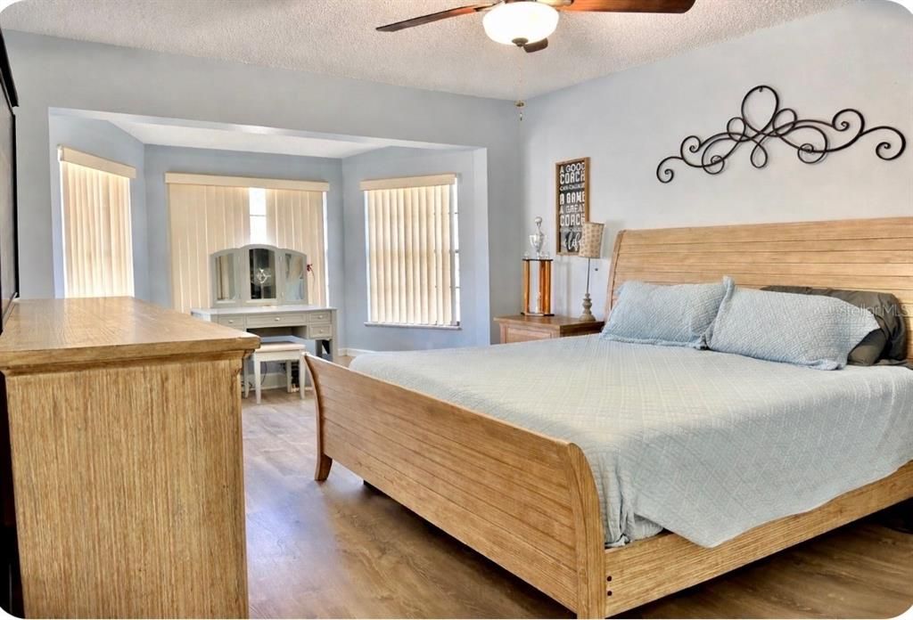 Active With Contract: $140,000 (2 beds, 2 baths, 1270 Square Feet)